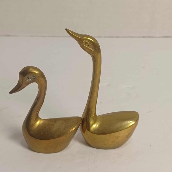 Vintage Brass Swan Figurines Set Pair Elegant Bird Sculptures Decor Patina  MCM - Picture 1 of 7